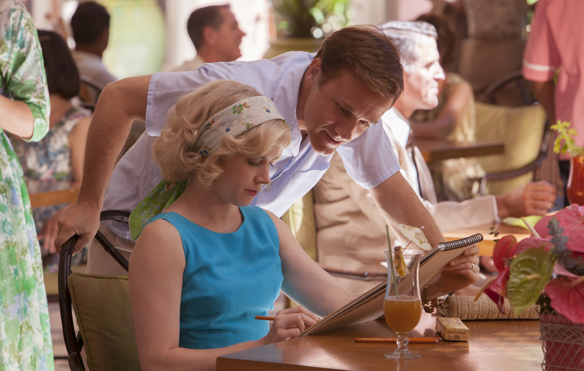 Still of Amy Adams and Christoph Waltz in Dideles akys (2014)