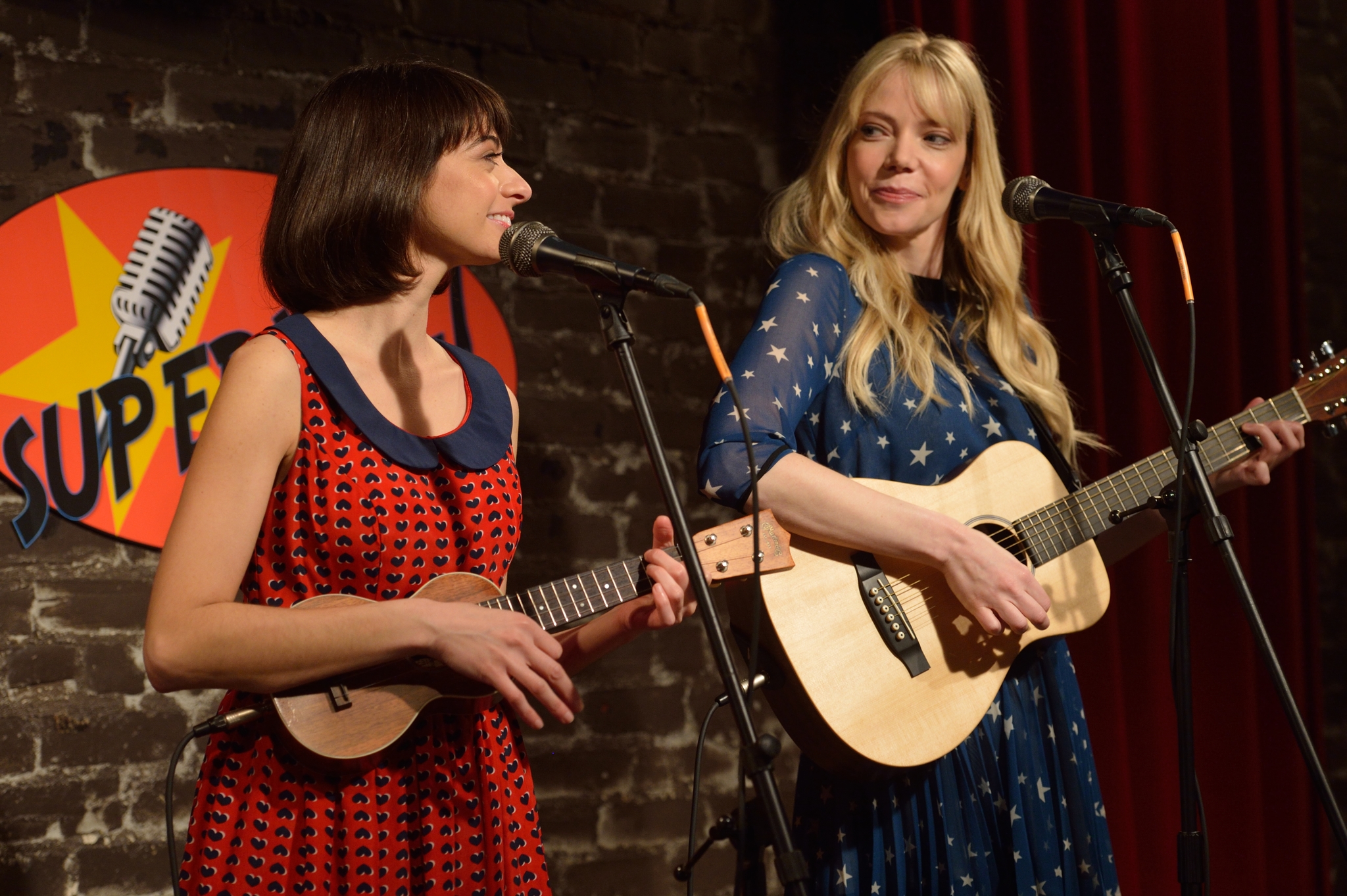 Still of Riki Lindhome and Kate Micucci in Garfunkel and Oates (2014)