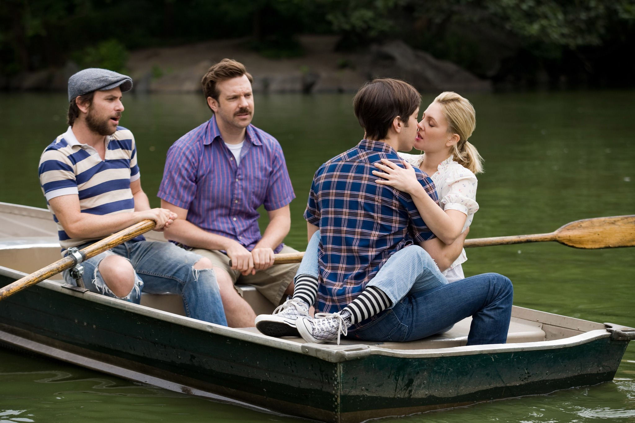 Still of Drew Barrymore, Charlie Day, Justin Long and Jason Sudeikis in Going the Distance (2010)