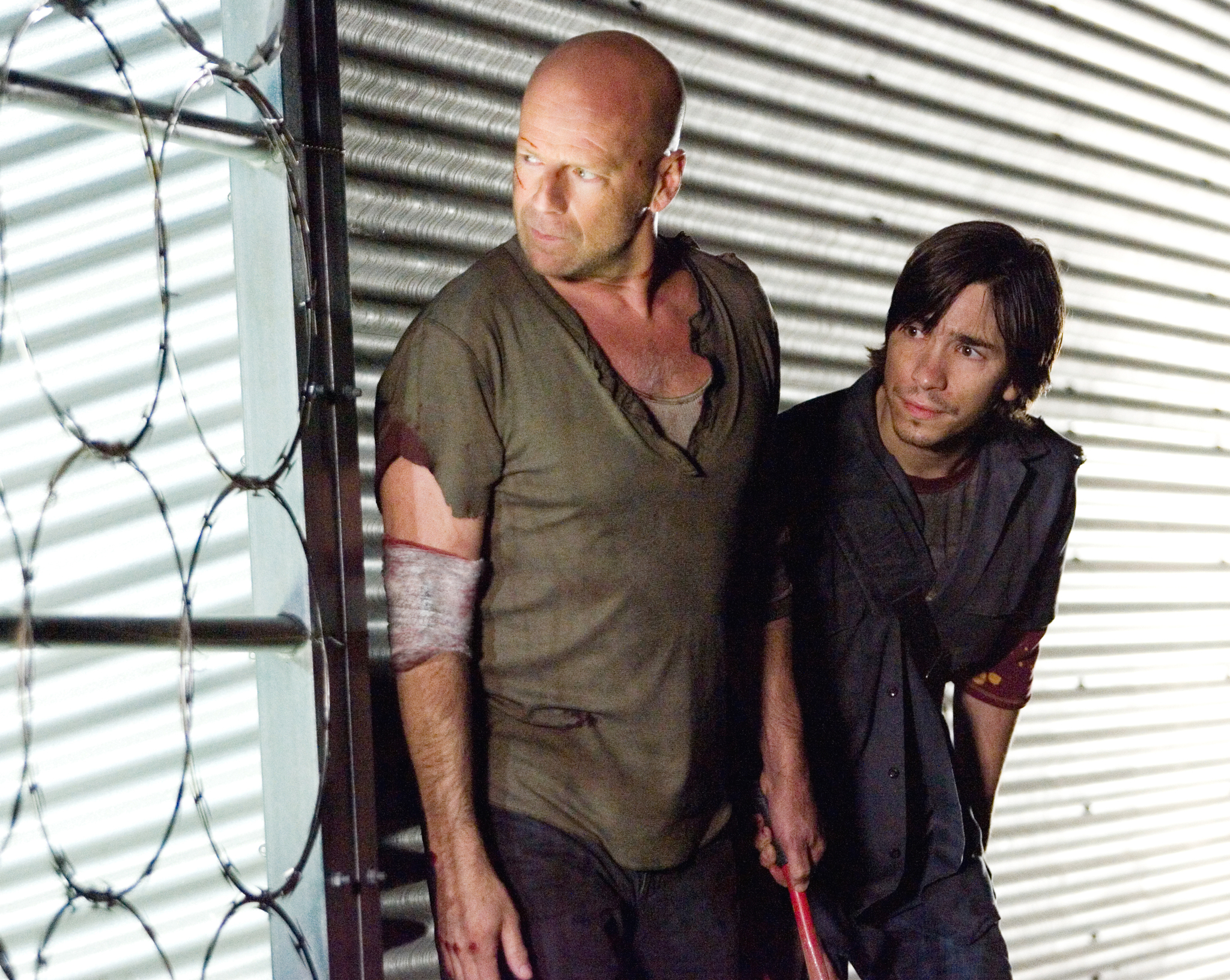 Still of Bruce Willis and Justin Long in Kietas riesutelis 4.0 (2007)