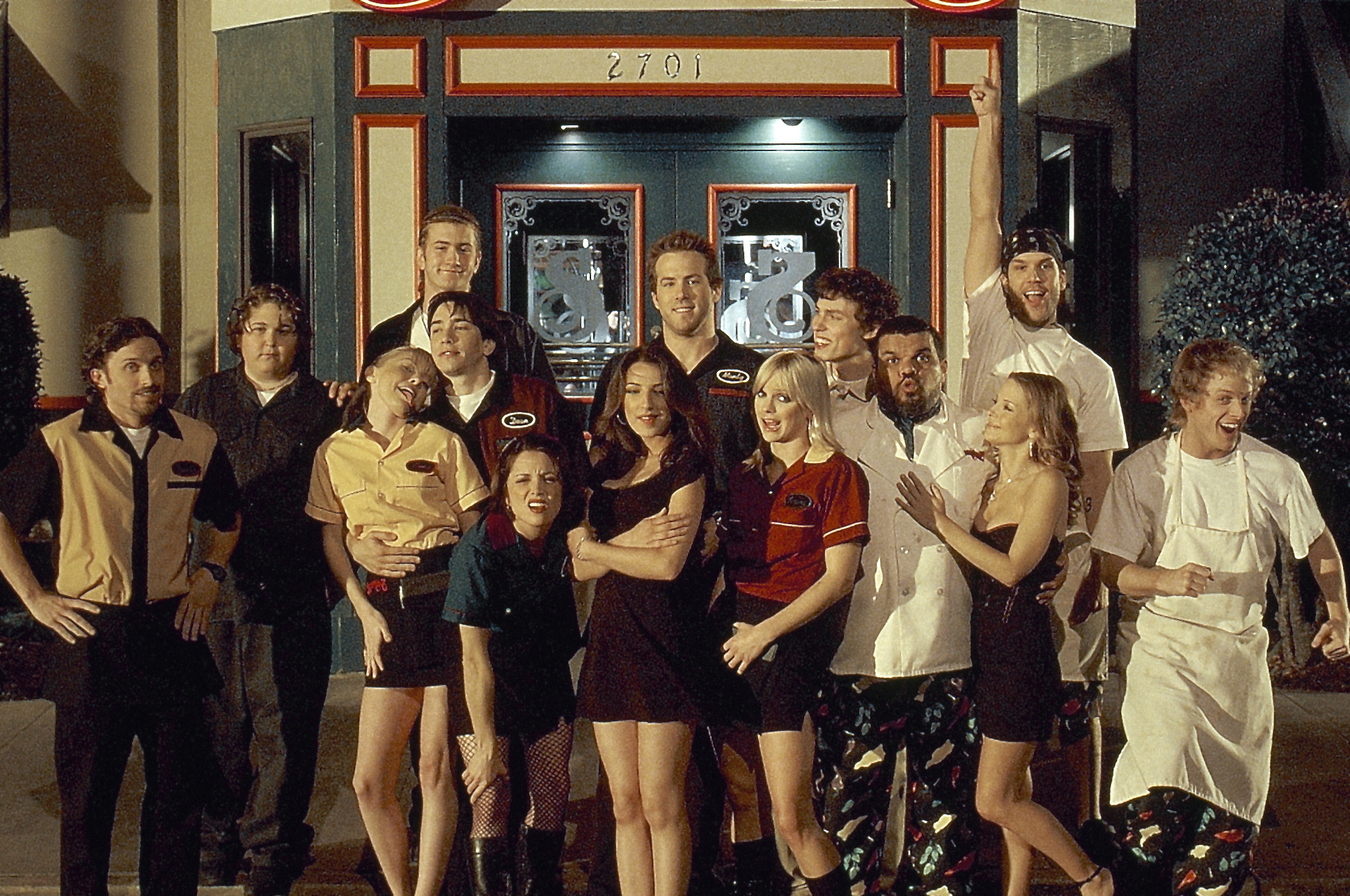 Still of Ryan Reynolds, Alanna Ubach, Rob Benedict, Dane Cook, John Francis Daley, Anna Faris, Luis Guzmán, Justin Long, Max Kasch, Kaitlin Doubleday and Andy Milonakis in Waiting... (2005)