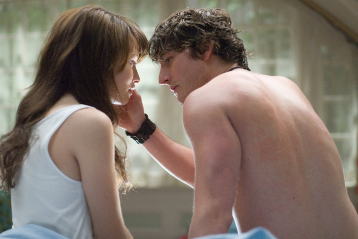 Still of Emily Browning and Jesse Moss in Nekviesti sveciai (2009)