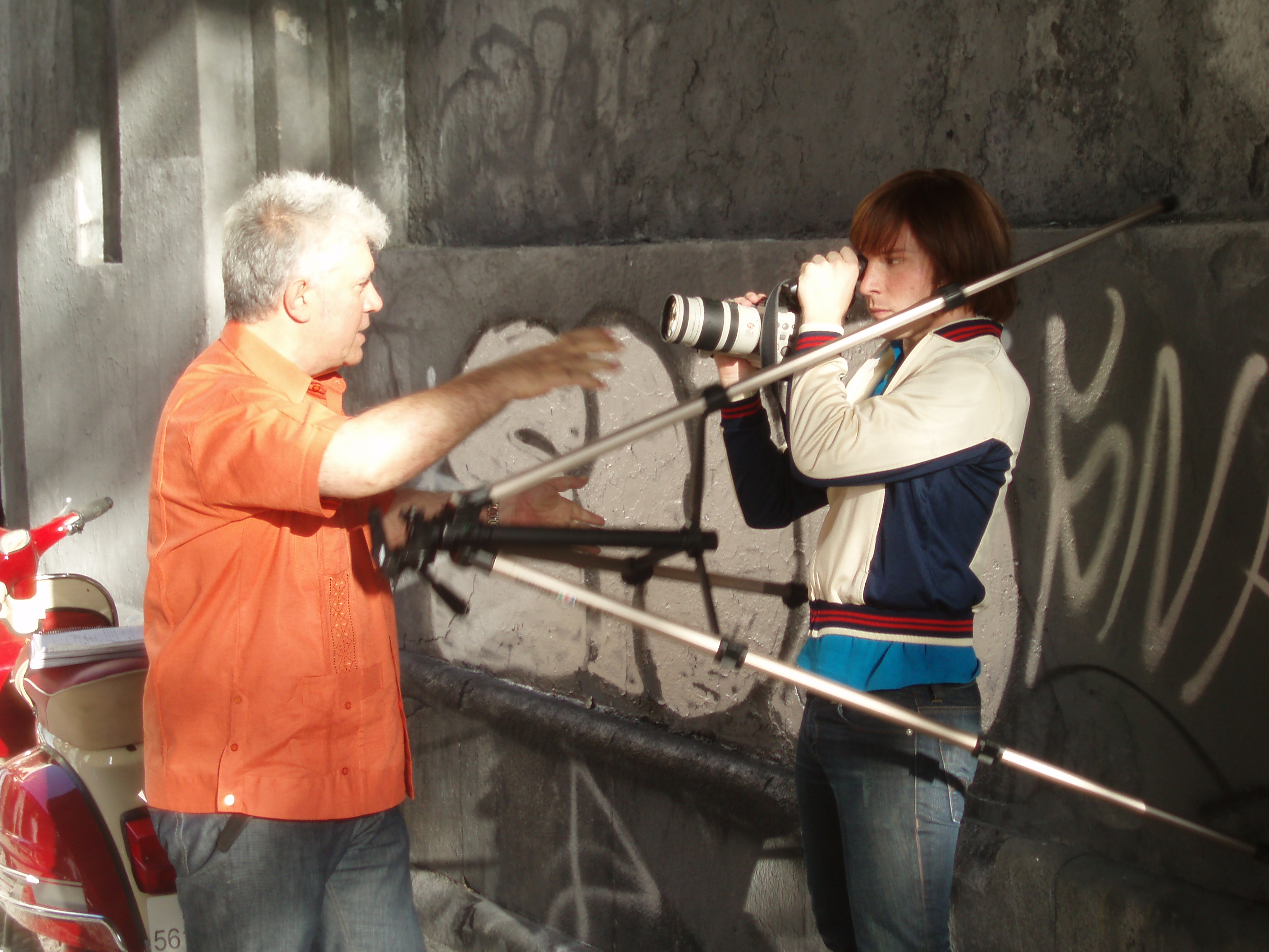 Pedro Almodóvar and Rubén Ochandiano in Salti apkabinimai (2009)