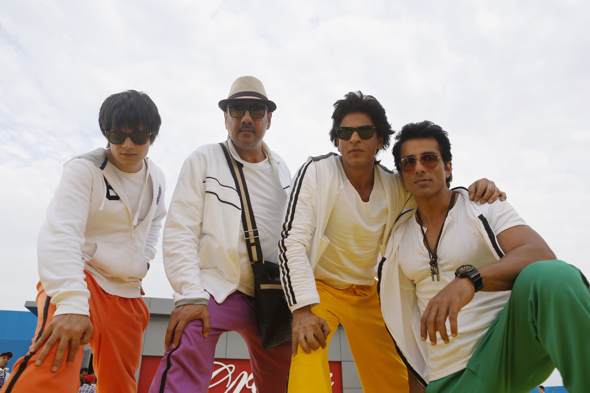 Still of Shah Rukh Khan, Boman Irani and Sonu Sood in Happy New Year (2014)