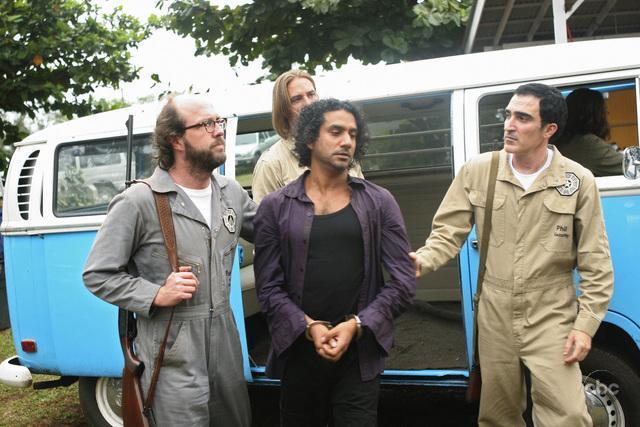 Still of Naveen Andrews and Eric Lange in Dinge (2004)