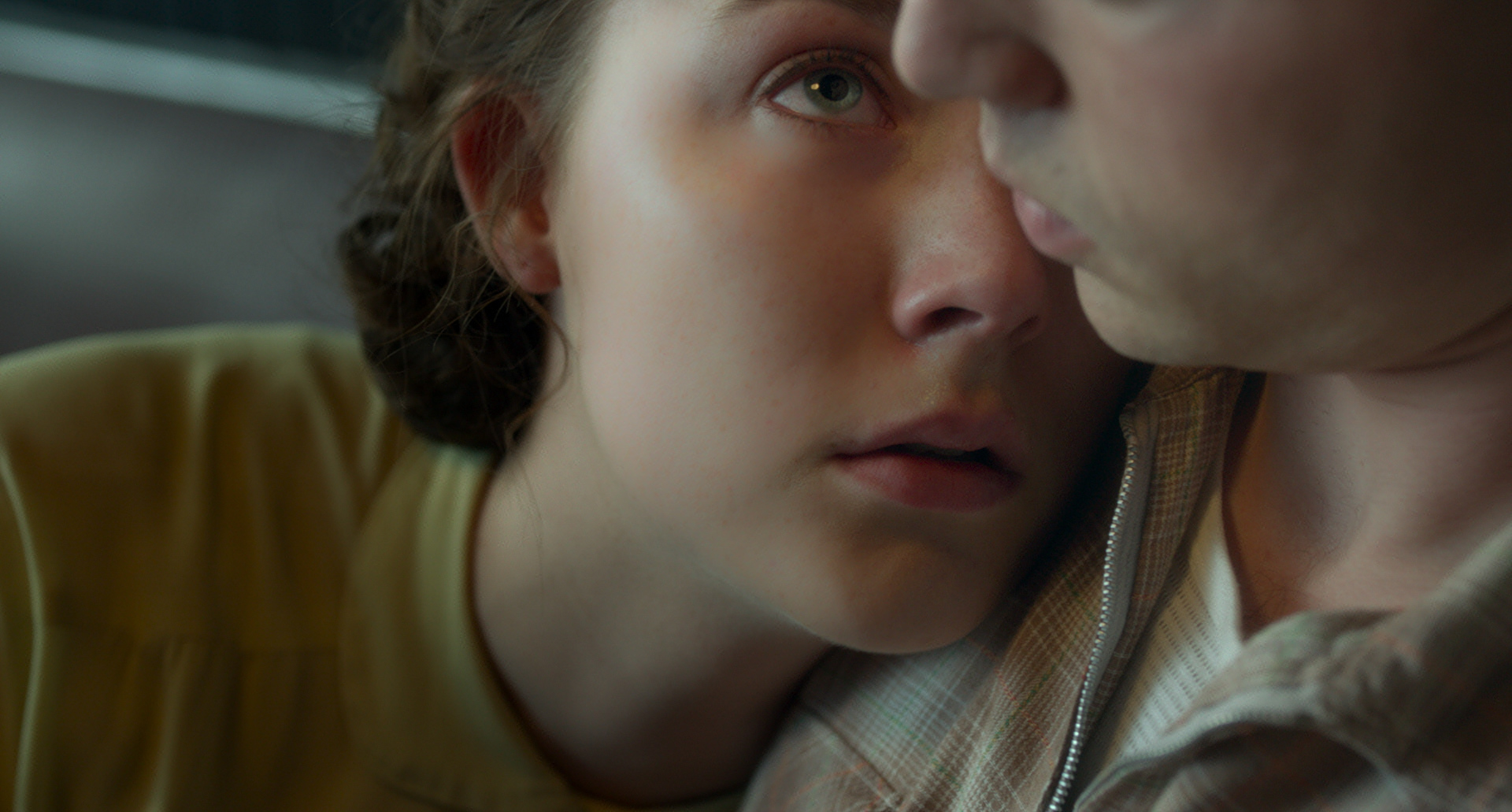 Still of Saoirse Ronan and Emory Cohen in Brooklyn (2015)