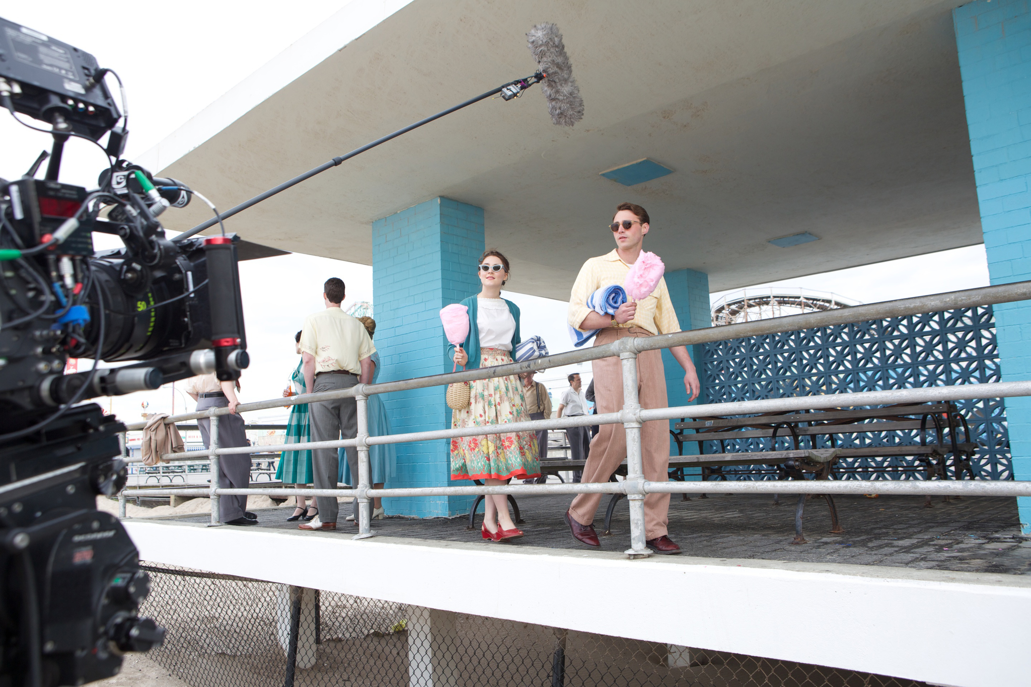 Still of Saoirse Ronan and Emory Cohen in Brooklyn (2015)