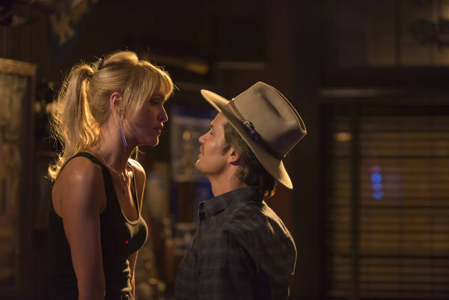 Still of Timothy Olyphant and Jenn Lyon in Justified (2010)