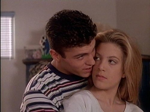 Still of Tori Spelling and Brian Austin Green in Beverli Hilsas, 90210 (1990)