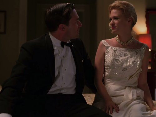 Still of January Jones and Jon Hamm in MAD MEN. Reklamos vilkai (2007)