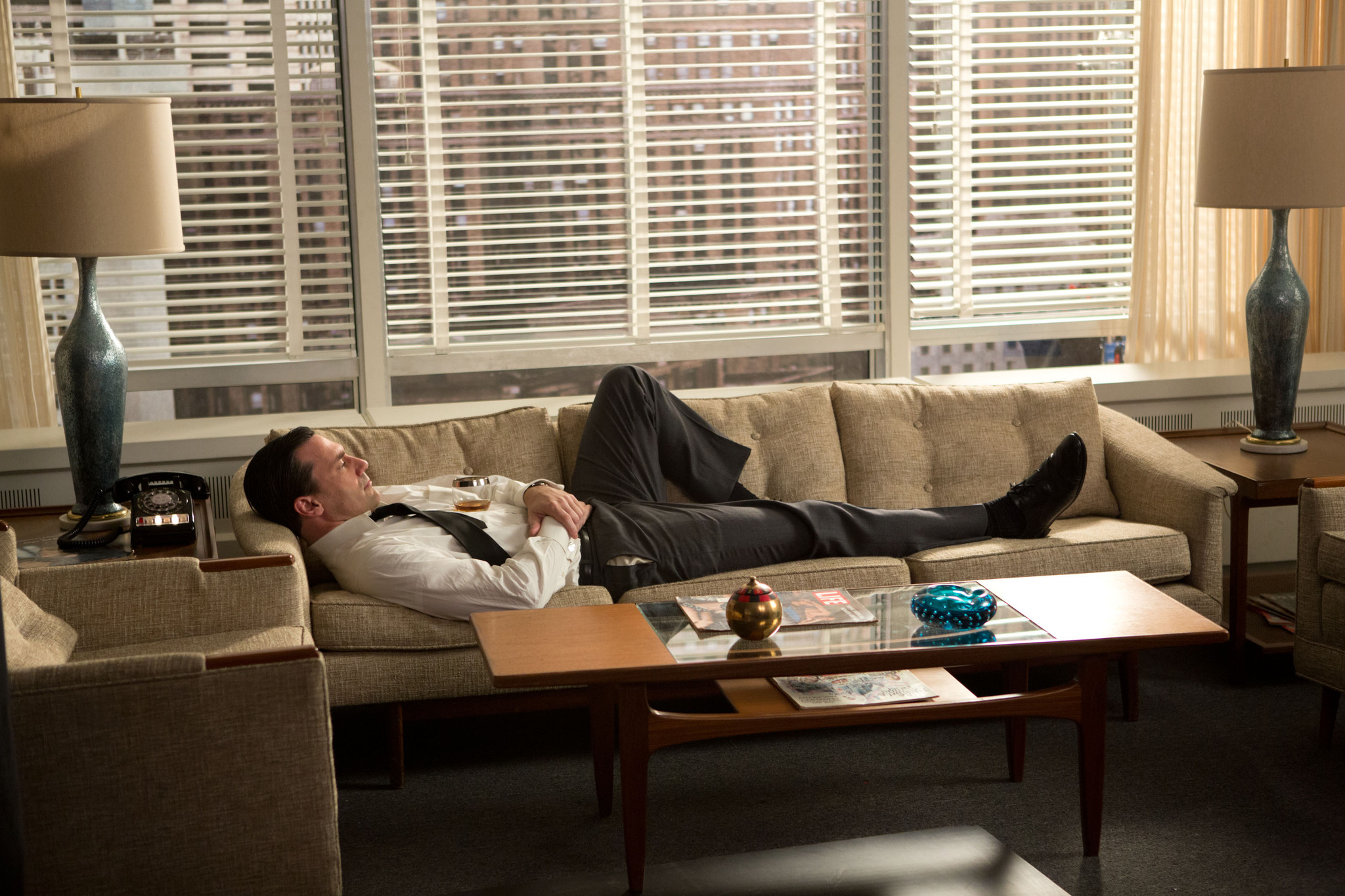 Still of Jon Hamm in MAD MEN. Reklamos vilkai (2007)