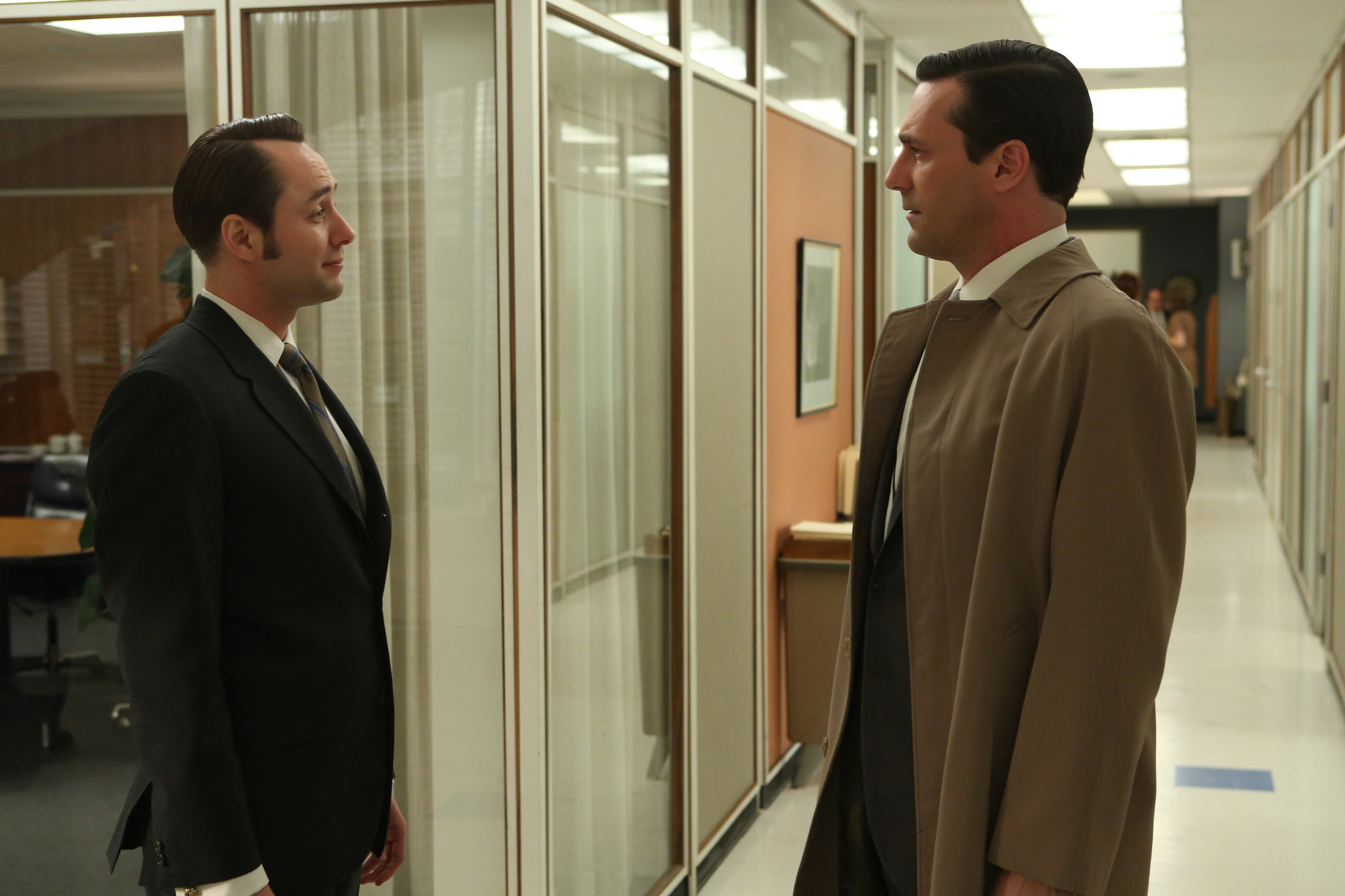 Still of Jon Hamm and Vincent Kartheiser in MAD MEN. Reklamos vilkai (2007)