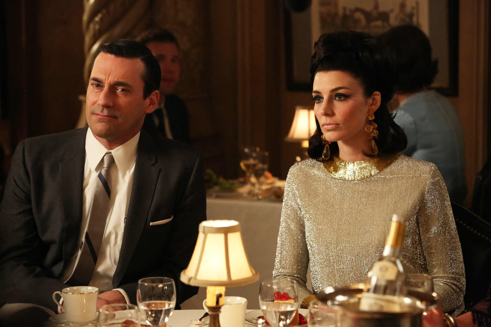 Still of Jon Hamm and Jessica Paré in MAD MEN. Reklamos vilkai (2007)