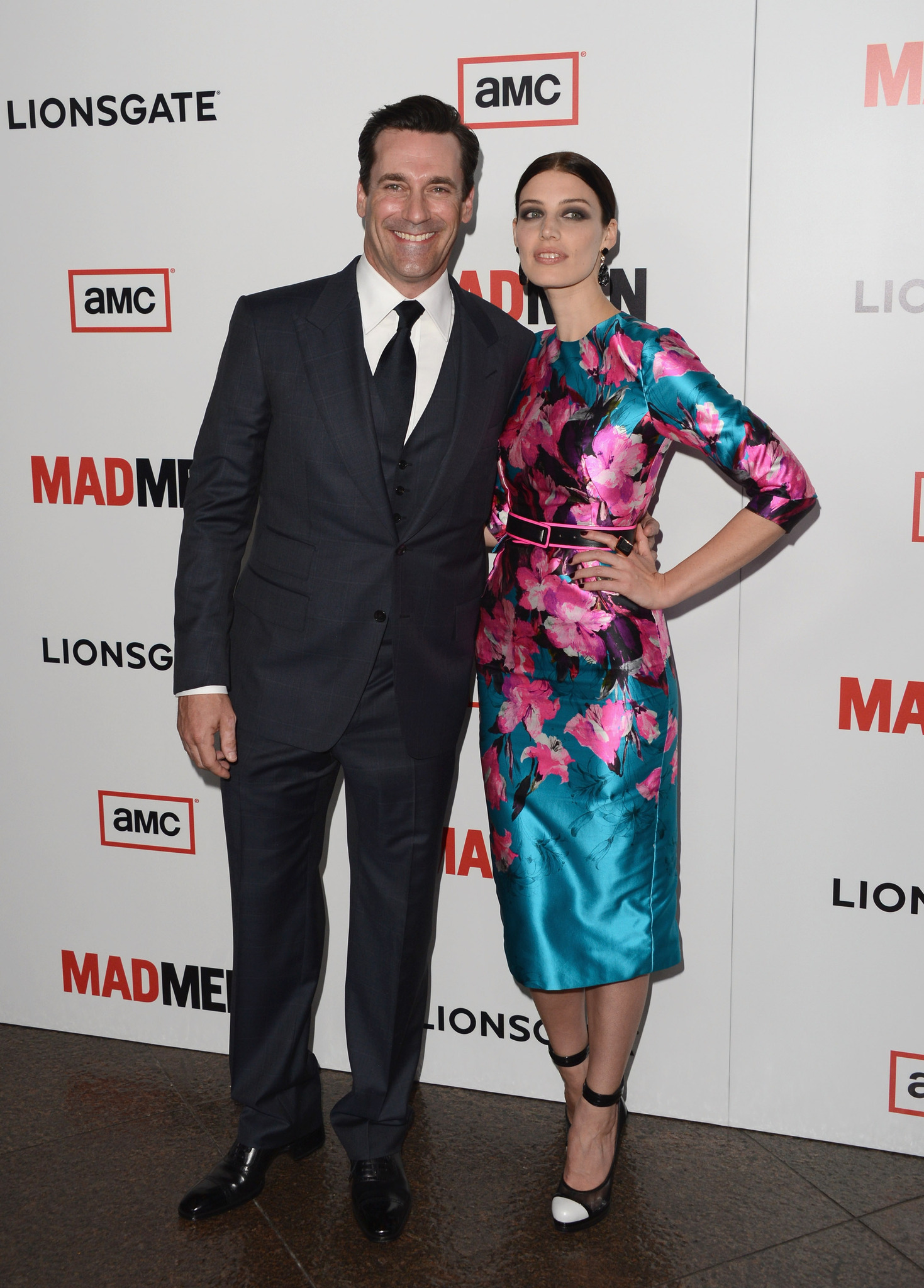 Jon Hamm and Jessica Paré at event of MAD MEN. Reklamos vilkai (2007)