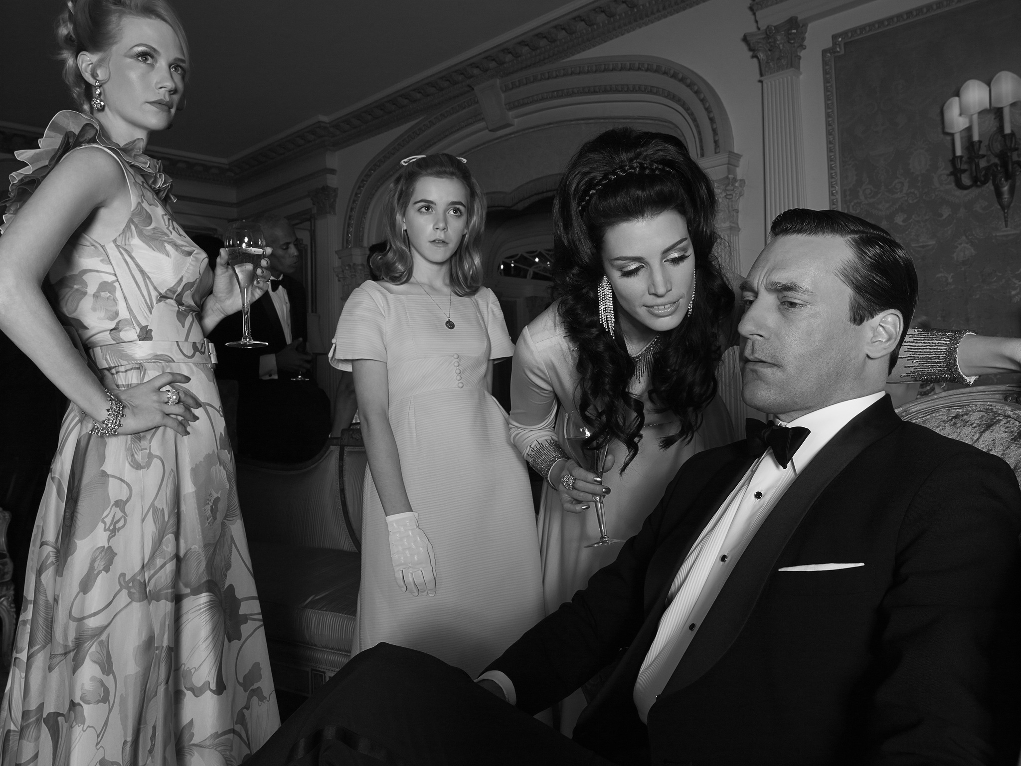 Still of January Jones, Jon Hamm, Jessica Paré and Kiernan Shipka in MAD MEN. Reklamos vilkai (2007)