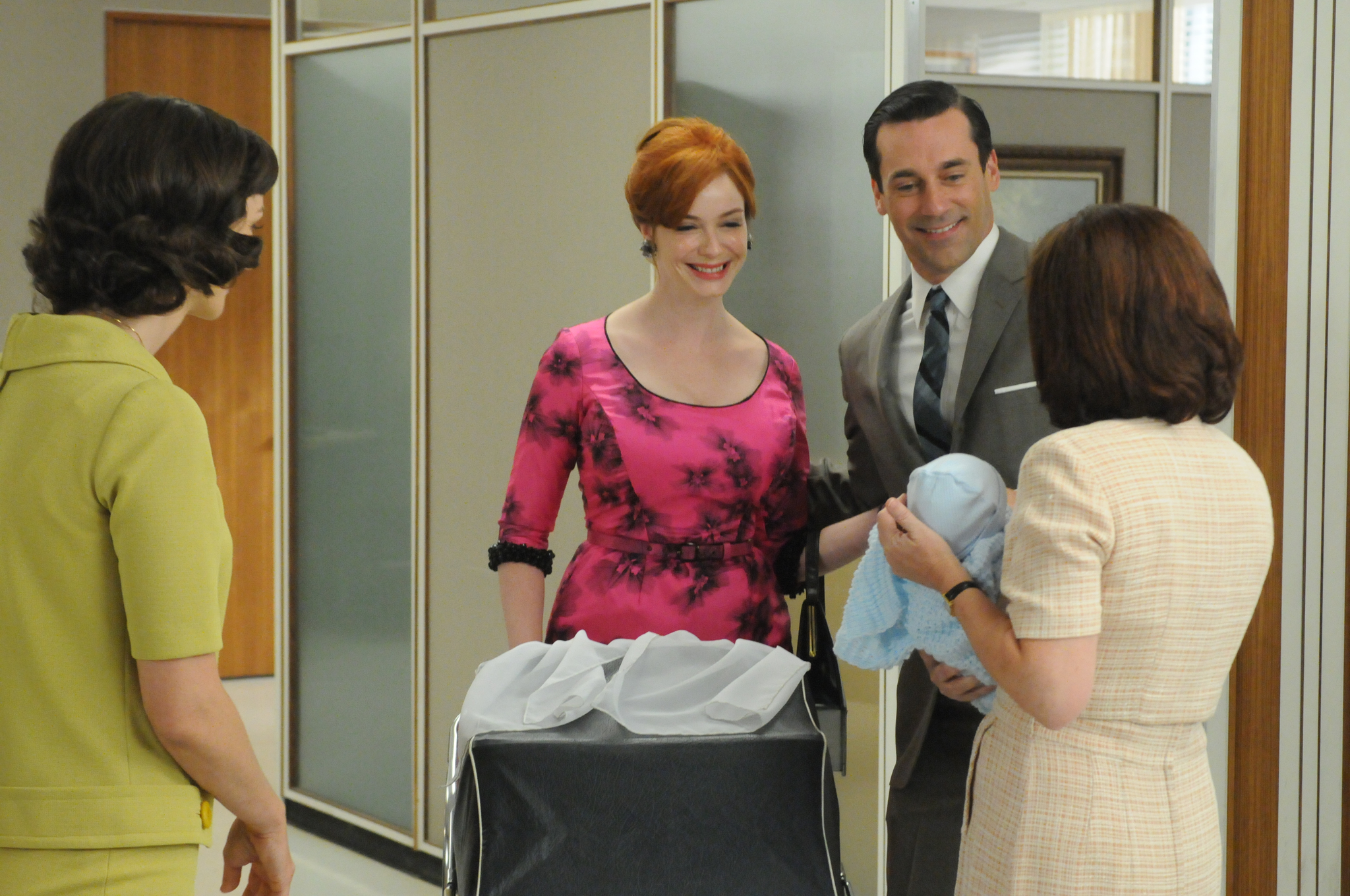 Still of Jon Hamm, Christina Hendricks and Alexandra Ella in MAD MEN. Reklamos vilkai (2007)