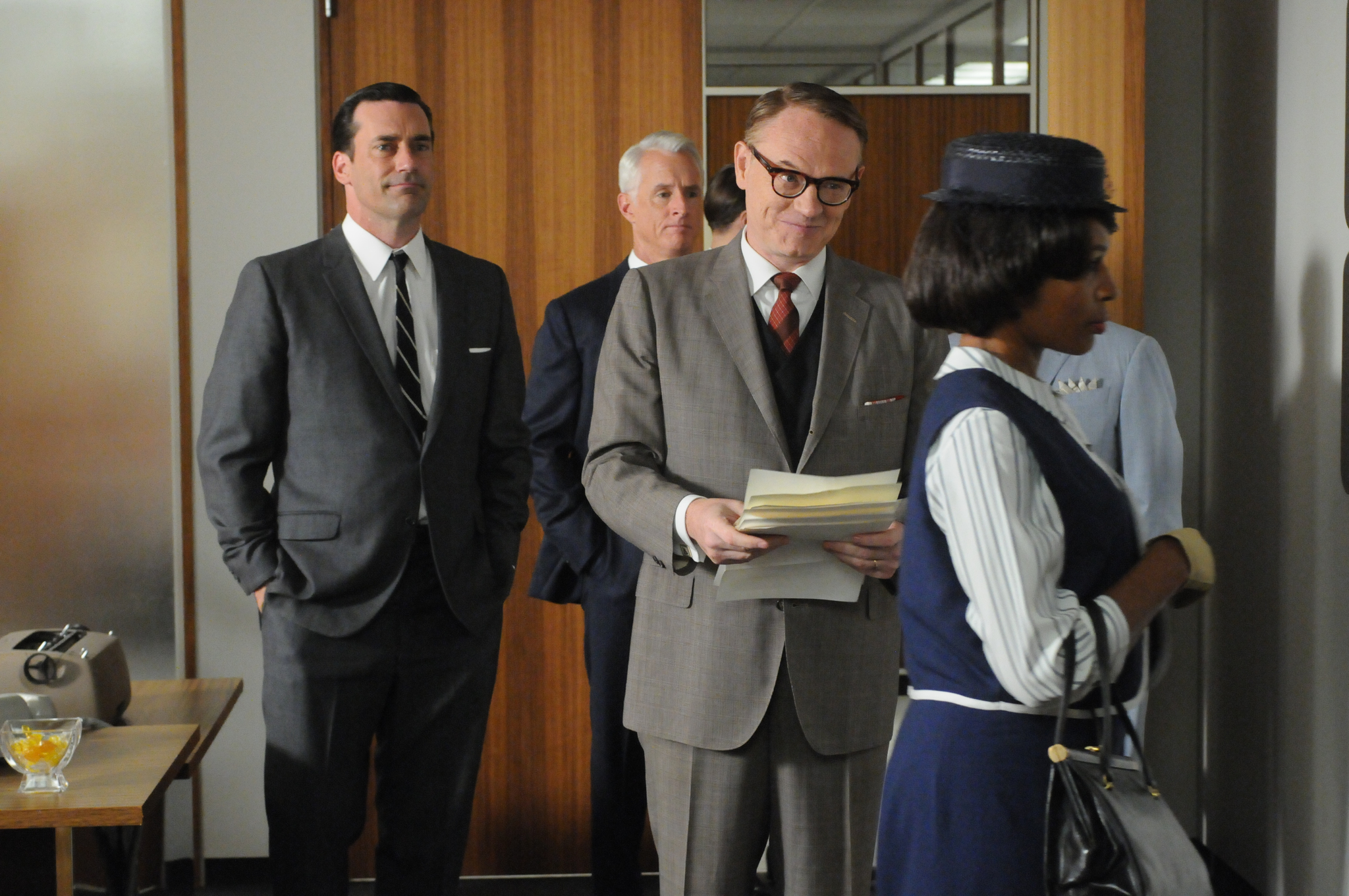 Still of Jon Hamm, Jared Harris and John Slattery in MAD MEN. Reklamos vilkai (2007)