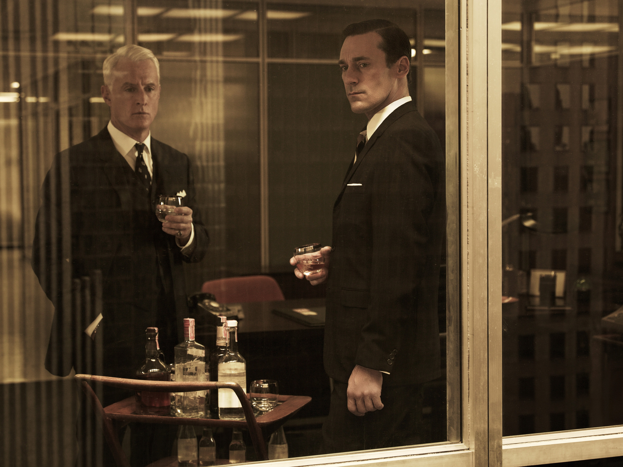 Still of Jon Hamm and John Slattery in MAD MEN. Reklamos vilkai (2007)