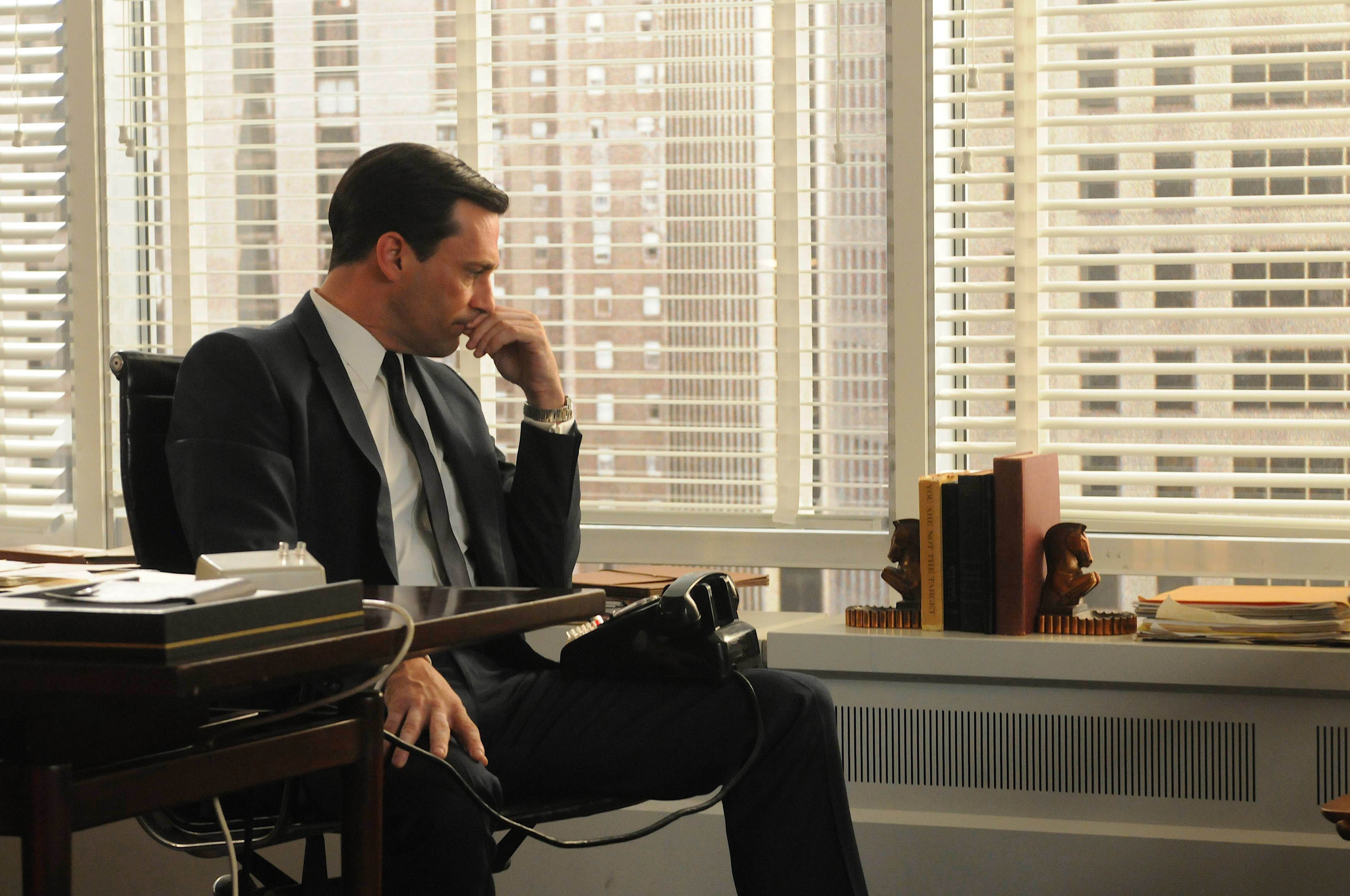 Still of Jon Hamm in MAD MEN. Reklamos vilkai (2007)