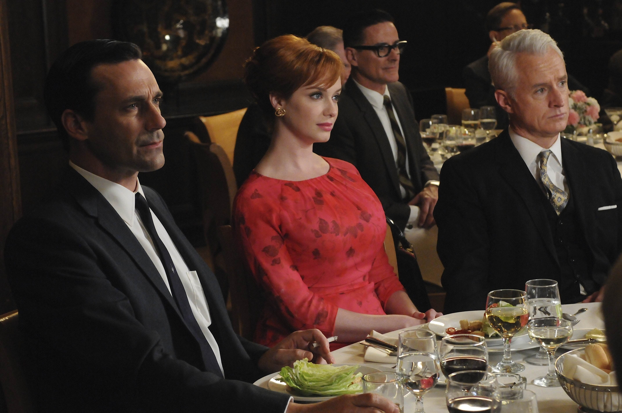 Still of Jon Hamm, Christina Hendricks and John Slattery in MAD MEN. Reklamos vilkai (2007)