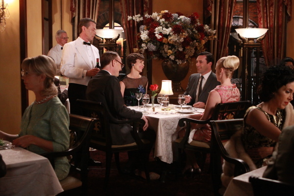 Still of Embeth Davidtz, January Jones and Jon Hamm in MAD MEN. Reklamos vilkai (2007)