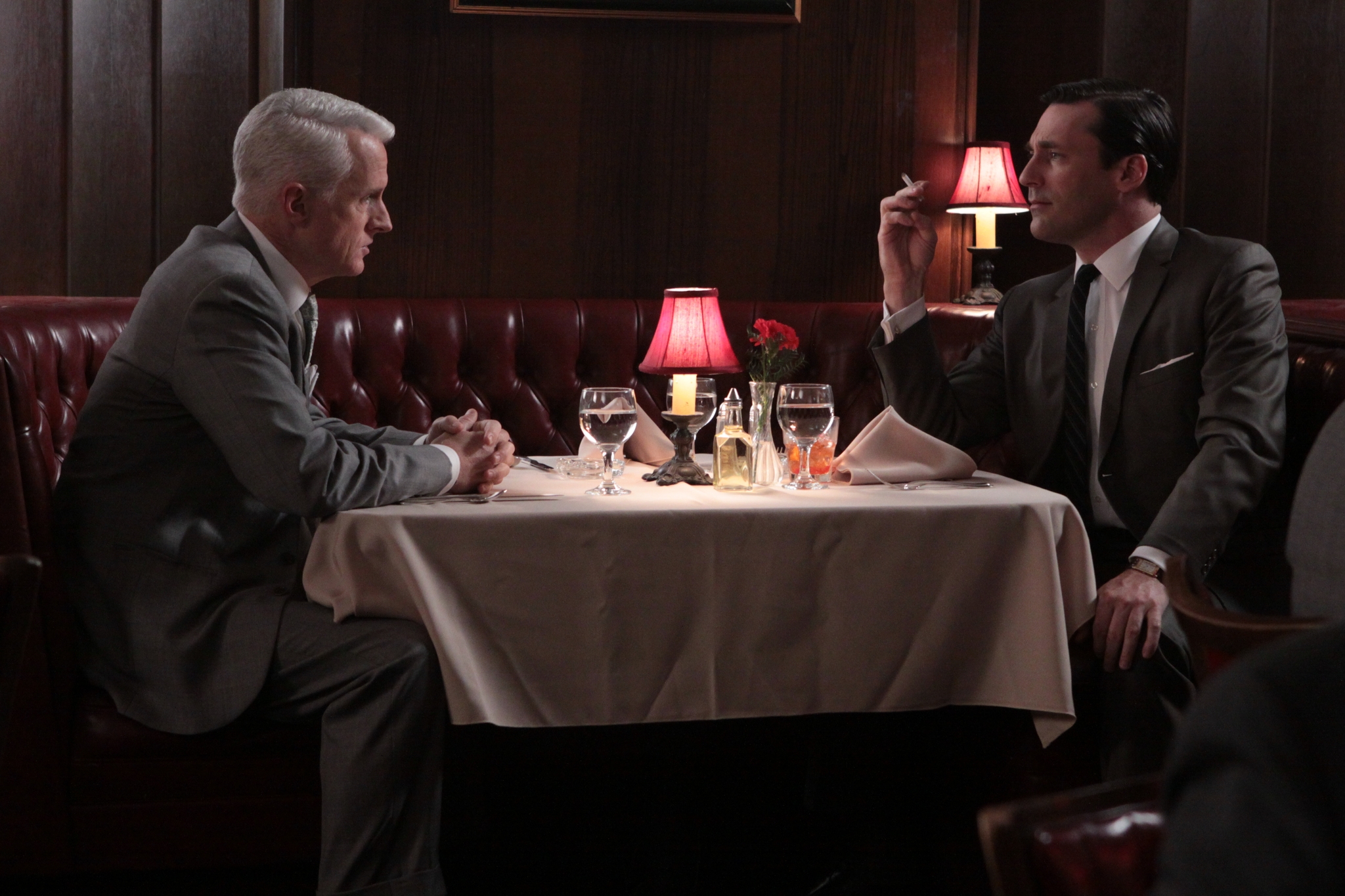 Still of Jon Hamm and John Slattery in MAD MEN. Reklamos vilkai (2007)