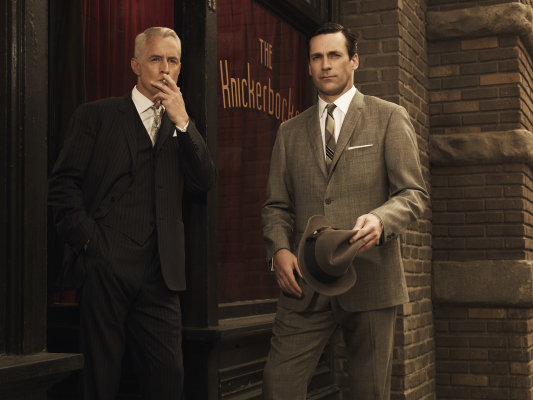 Still of Jon Hamm and John Slattery in MAD MEN. Reklamos vilkai (2007)