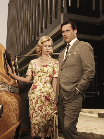 Still of January Jones and Jon Hamm in MAD MEN. Reklamos vilkai (2007)