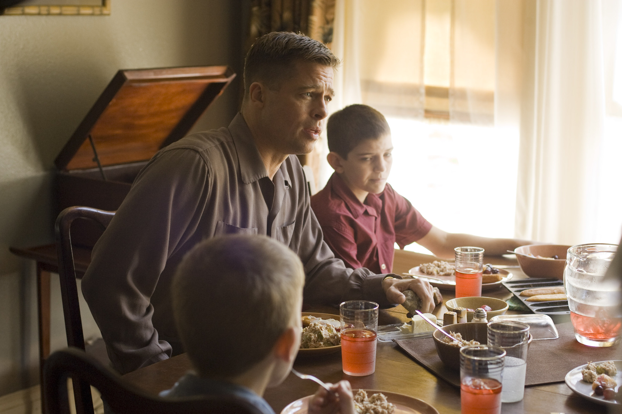 Still of Brad Pitt, Hunter McCracken and Laramie Eppler in The Tree of Life (2011)