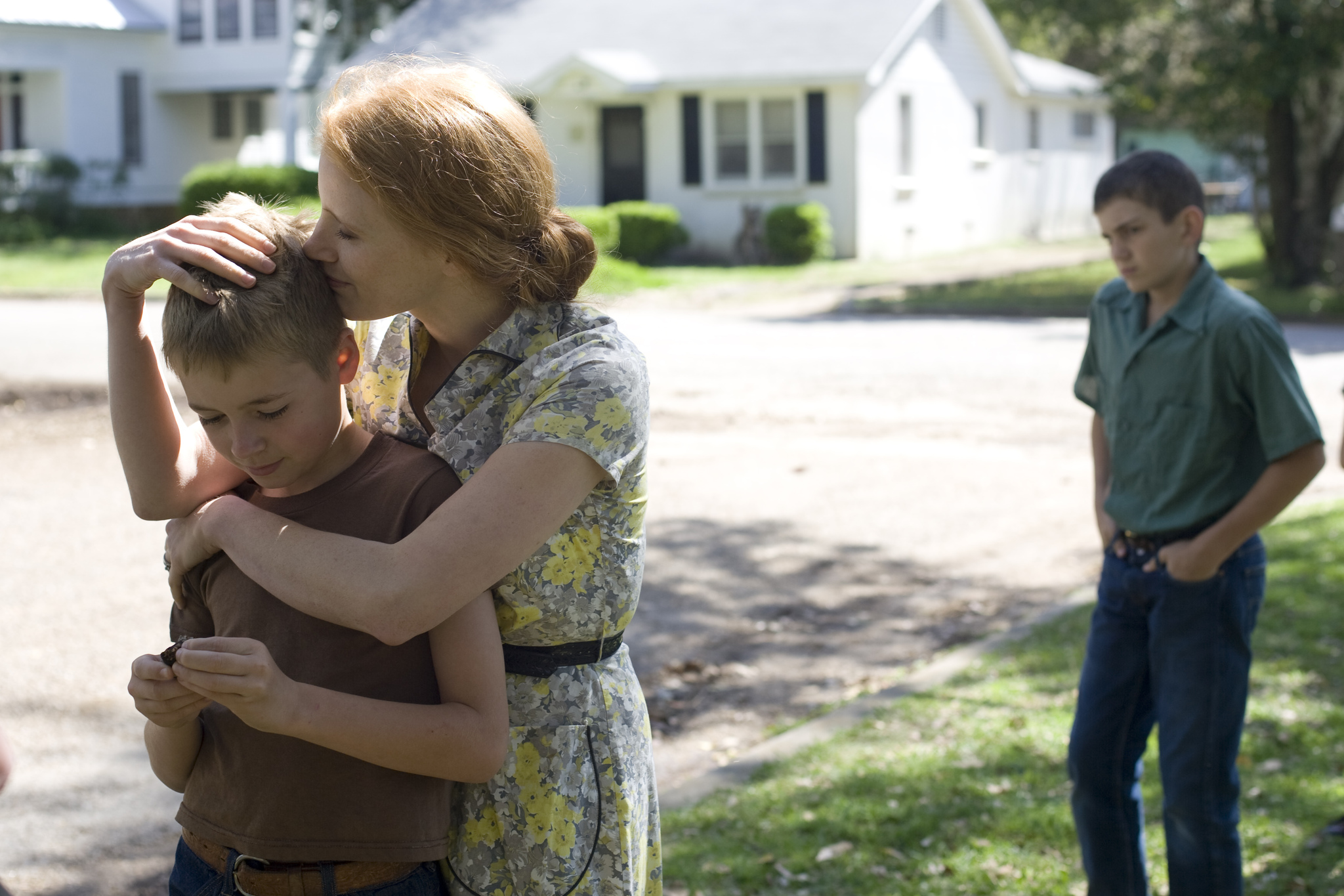 Still of Jessica Chastain, Hunter McCracken and Laramie Eppler in The Tree of Life (2011)