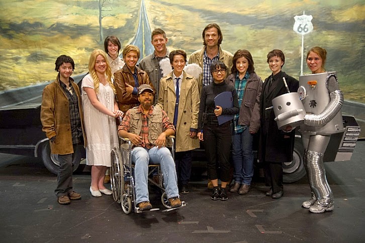 Nina Winkler with Jared Padalecki, Jensen Ackles, Phil Sgriccia and the cast of the 200th episode of Supernatural.