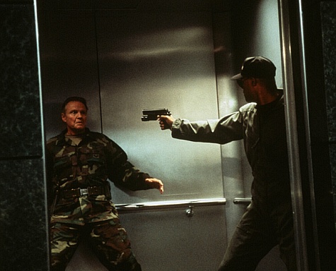 Still of Jon Voight and Keenen Ivory Wayans in Most Wanted (1997)