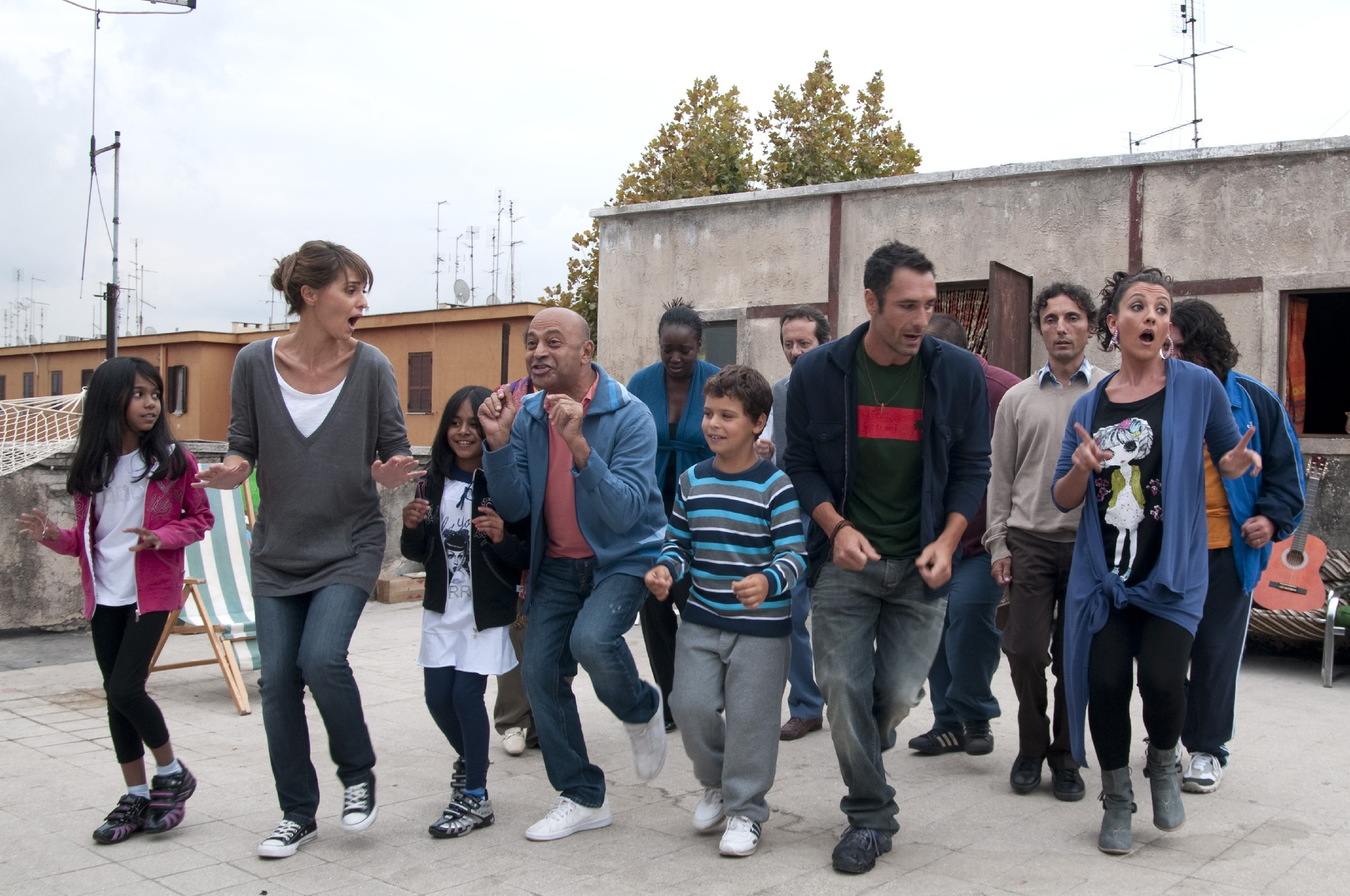 Still of Raoul Bova, Paola Cortellesi, Hassani Shapi, Lucia Ocone, Valerio Aprea and Giovanni Bruno in Nessuno mi può giudicare (2011)