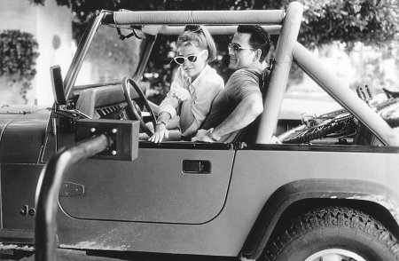 Still of Matt Dillon and Denise Richards in Wild Things (1998)