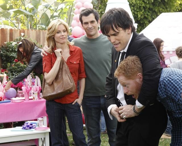 Still of Matt Dillon, Julie Bowen, Ty Burrell and Jesse Tyler Ferguson in Moderni seima (2009)