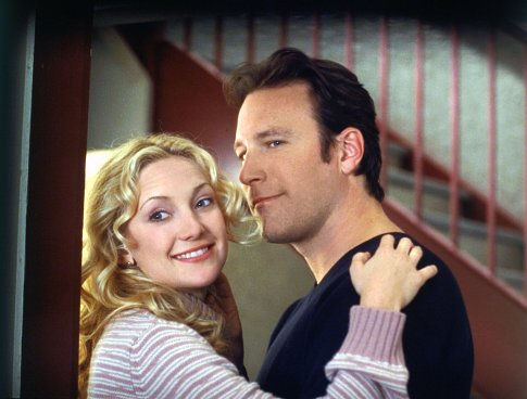 Still of Kate Hudson and John Corbett in Raising Helen (2004)