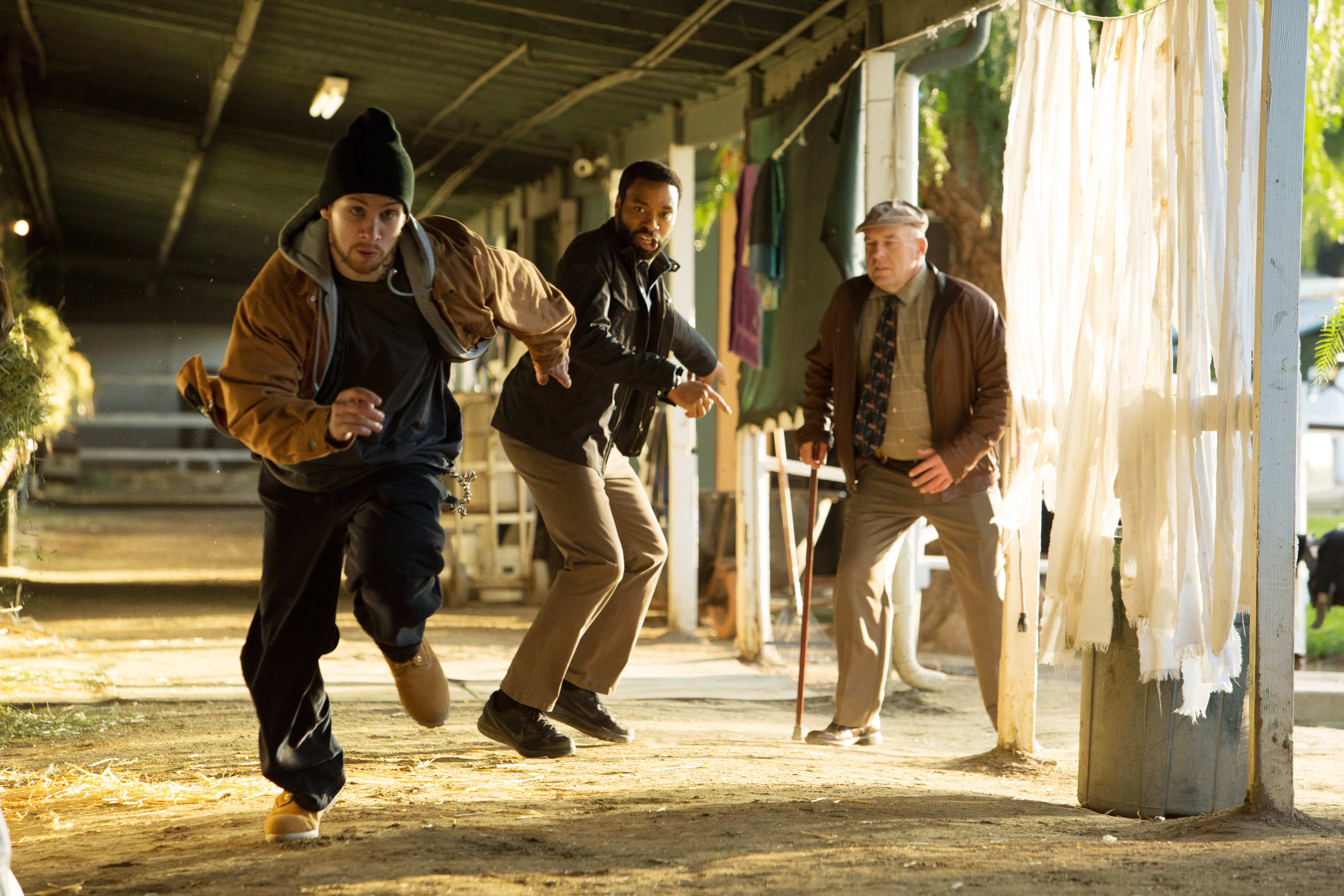 Still of Chiwetel Ejiofor, Dean Norris and Joe Cole in Paslaptingi zvilgsniai (2015)