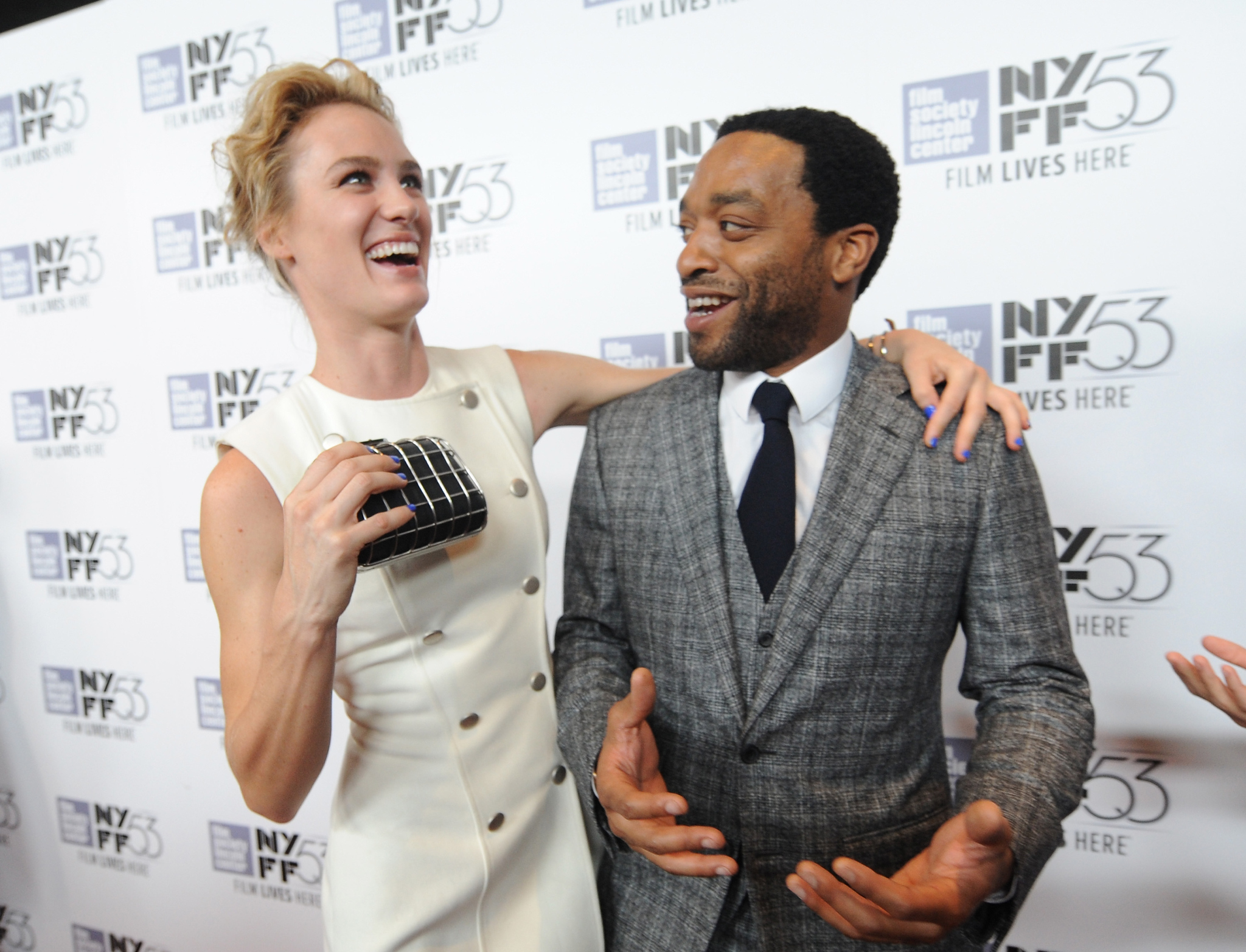 Chiwetel Ejiofor and Mackenzie Davis at event of Marsietis (2015)