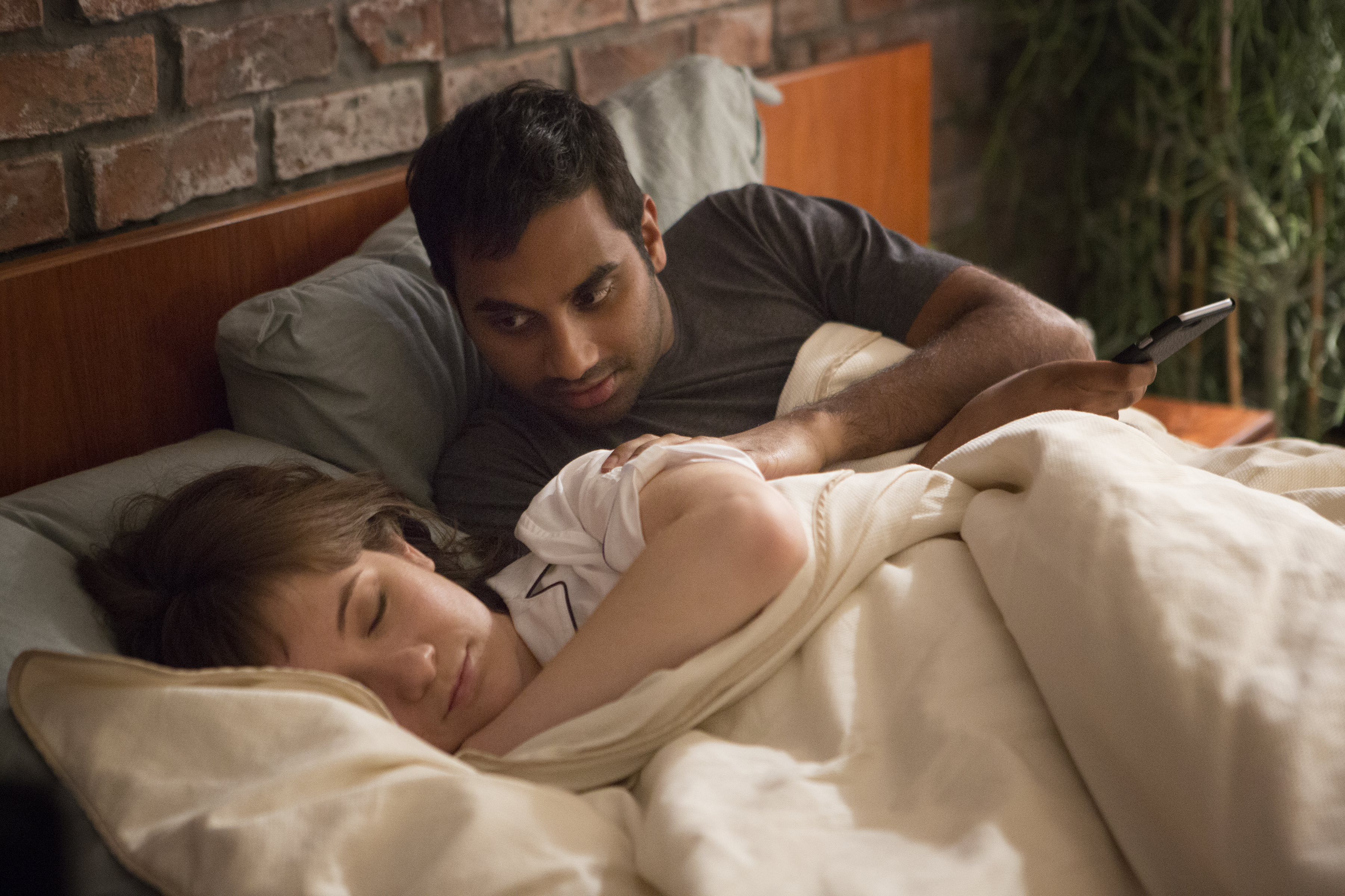 Still of Aziz Ansari and Noël Wells in Master of None (2015)