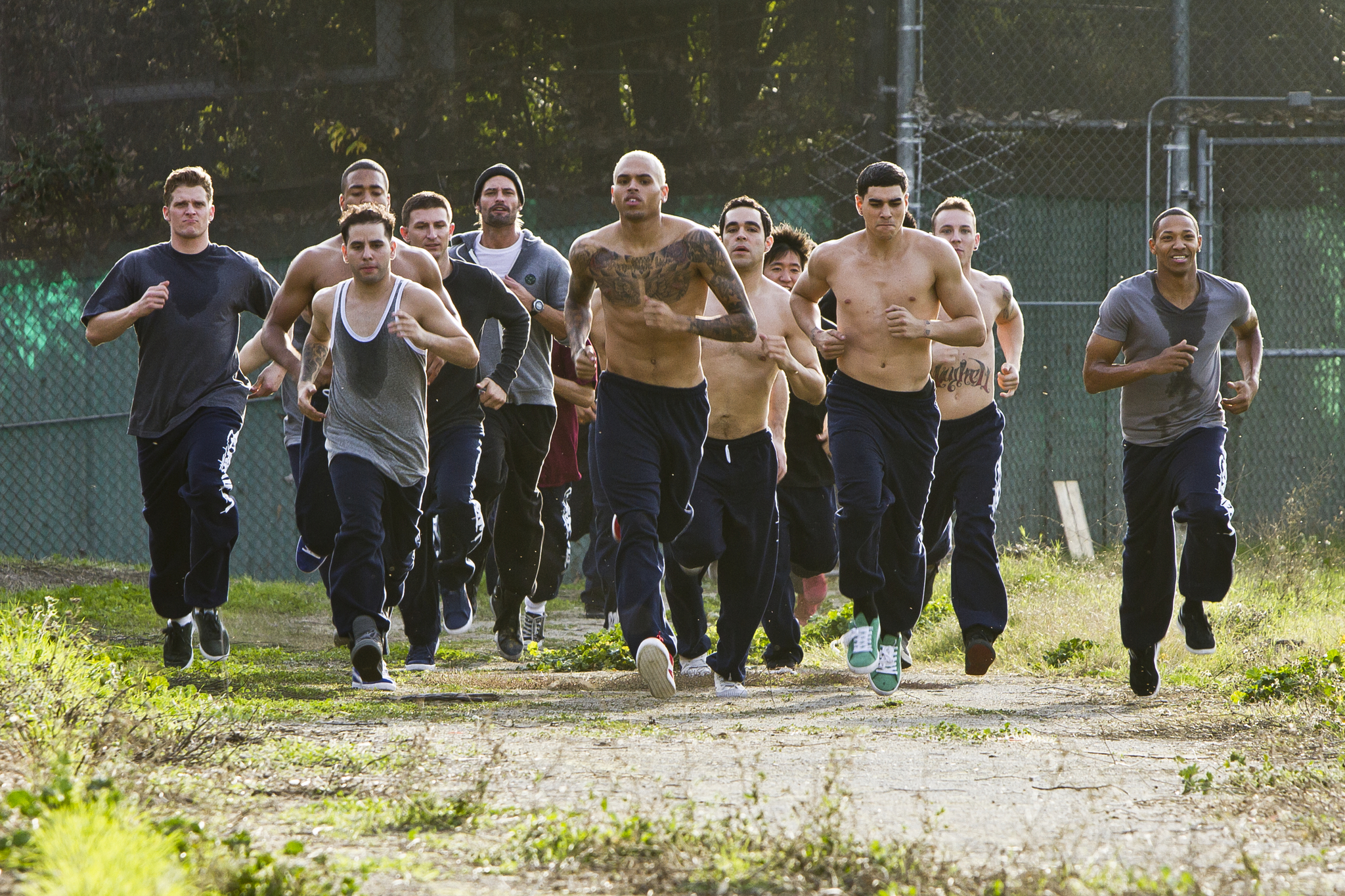 Still of Josh Holloway, Daniel Danni, Steve Terada, Chris Brown, Sawandi Wilson, Morris Isby, Jonathan Cruz and Joshua Ayers in Sokiu aiksteles dievai (2013)