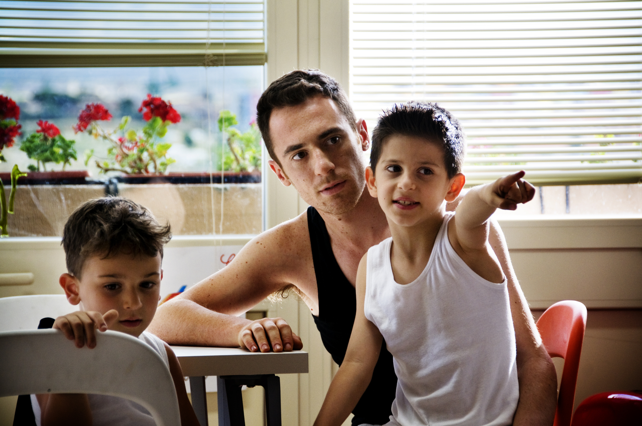 Still of Elio Germano, Damiano De Laurentis and Guglielmo Luca Giannetti in La nostra vita (2010)