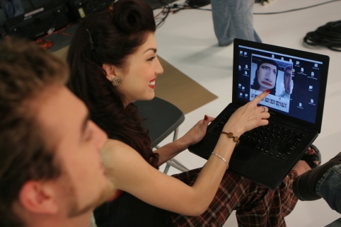 Still of Stevie Ryan and Rhett McLaughlin in Online Nation (2007)