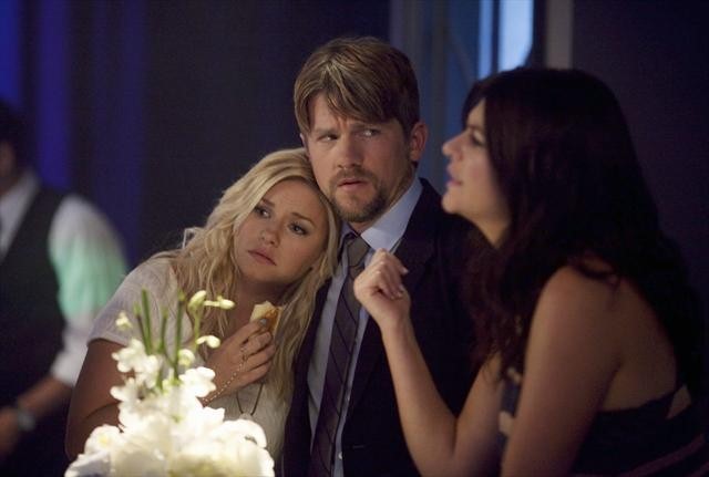 Still of Elisha Cuthbert, Zachary Knighton and Casey Wilson in Happy Endings (2011)