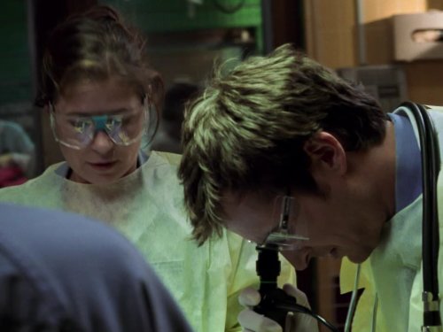 Still of Noah Wyle and Maura Tierney in Ligonines priimamasis (1994)