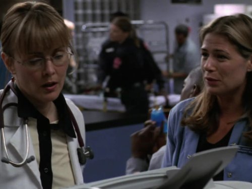 Still of Laura Innes and Maura Tierney in Ligonines priimamasis (1994)