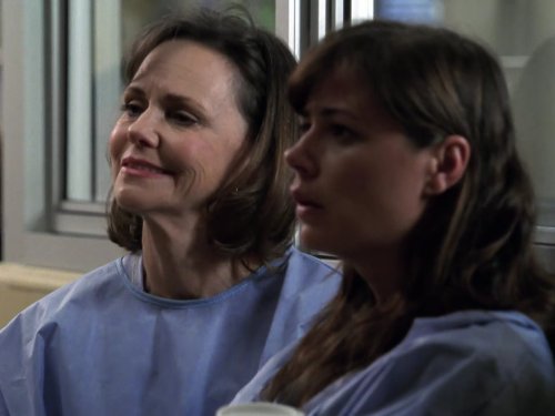 Still of Sally Field and Maura Tierney in Ligonines priimamasis (1994)