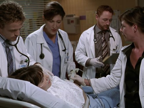 Still of Maura Tierney, Amy Aquino and Scott Grimes in Ligonines priimamasis (1994)