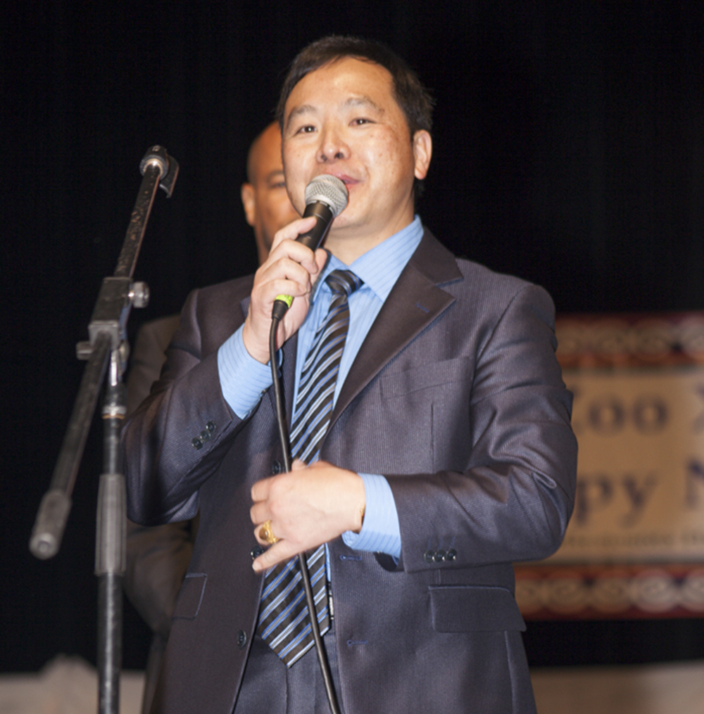 Billy Xiong gave his speech of Actors Award at Hmong New Year Ceremony St Paul Minnesota in 2013.