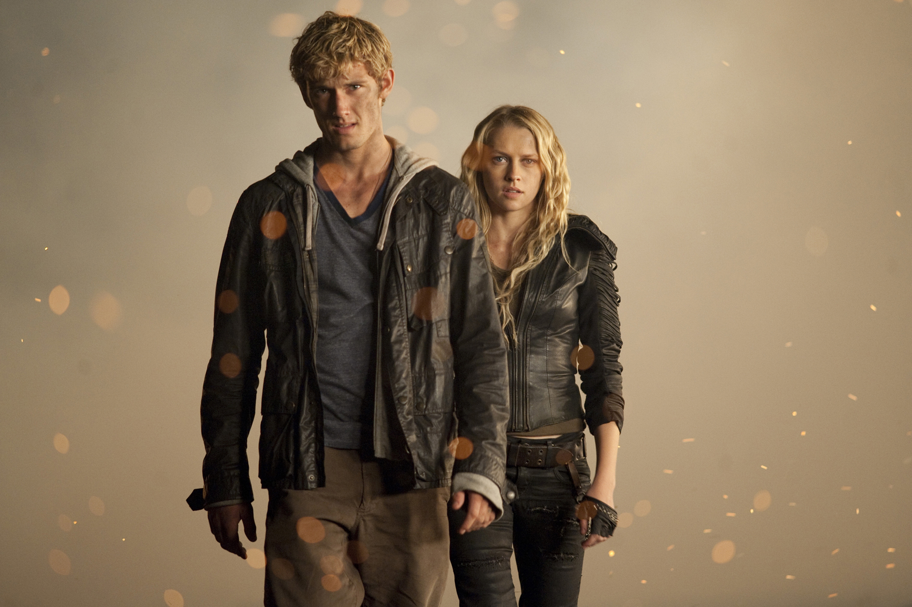 Still of Alex Pettyfer and Teresa Palmer in Mano numeris ketvirtas (2011)