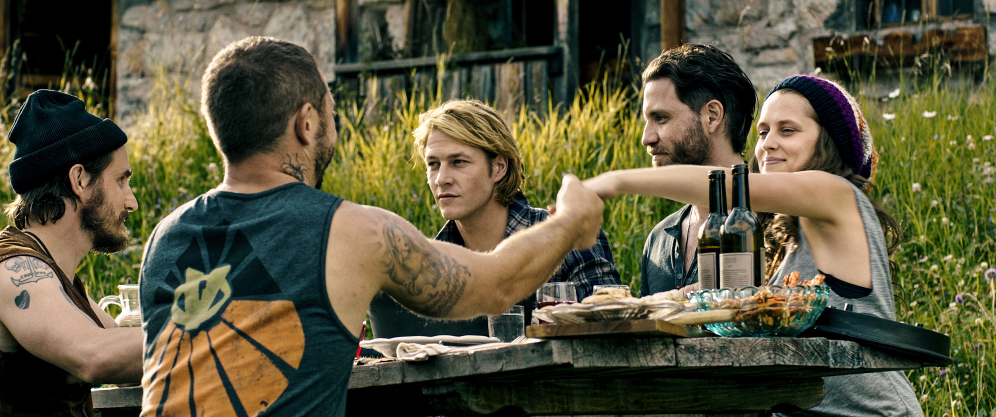 Still of Matias Varela, Clemens Schick, Édgar Ramírez, Teresa Palmer and Luke Bracey in Luzio Taskas (2015)